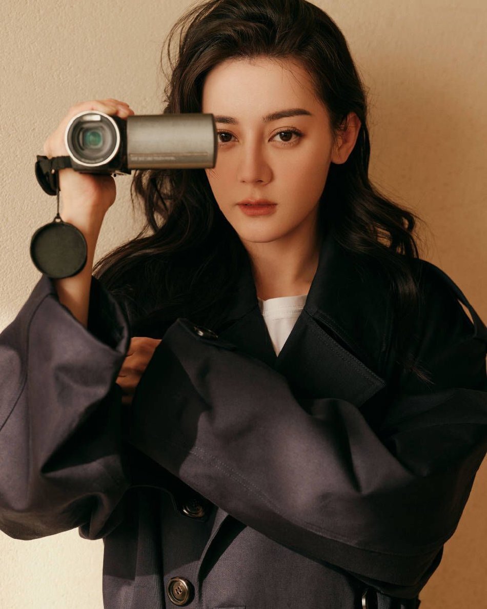 迪丽热巴曝全新写真大片午后慵懒氛围感十足