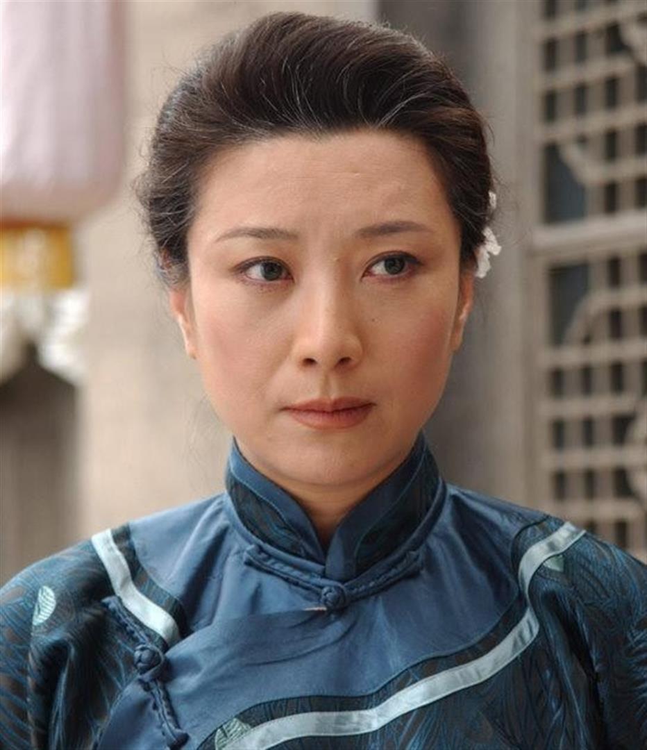 演员王静近况被曝，在好友家享受美食大餐，62岁依然风韵犹存_腾讯新闻