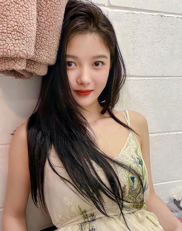 今年金裕贞已经25岁了,长大后的样子和以前几乎没有什么太大区别,但是