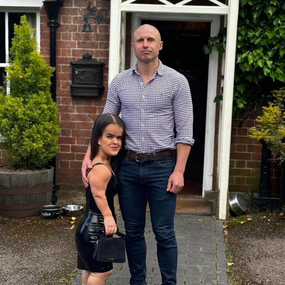 侏儒症女孩交172男友,60cm身高差总被当父女!男方自称真爱