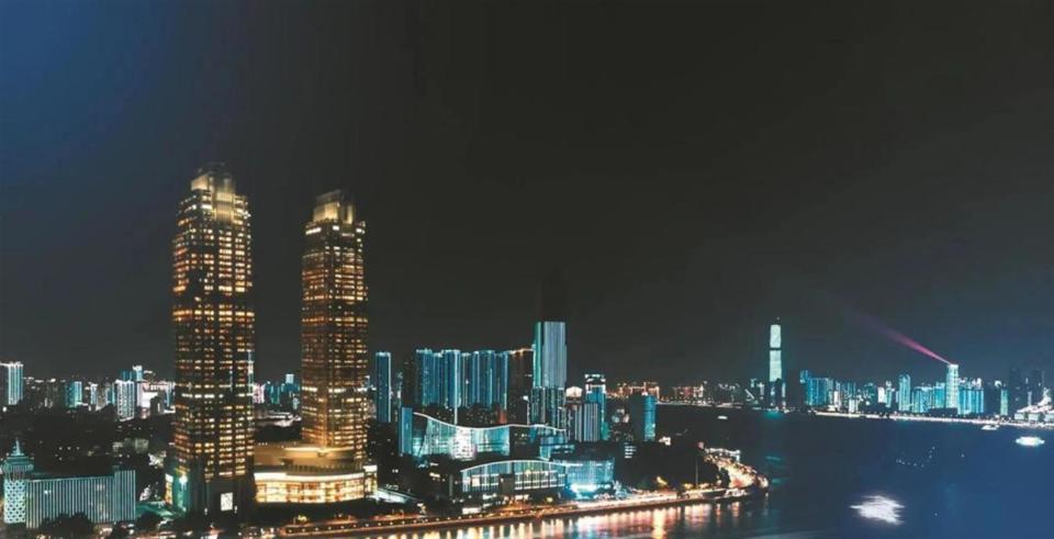 武汉绿地中心2号楼幕墙施工启动,长江主轴超高层复工进展(图2)
