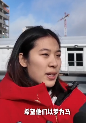 中國冬奧會旗手：願所有中國運動員都能以夢為馬，馬到成功！