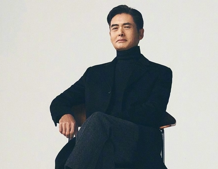 68岁周润发近照被曝光,满头黑发潇洒翘二郎腿,老人形象不复存在