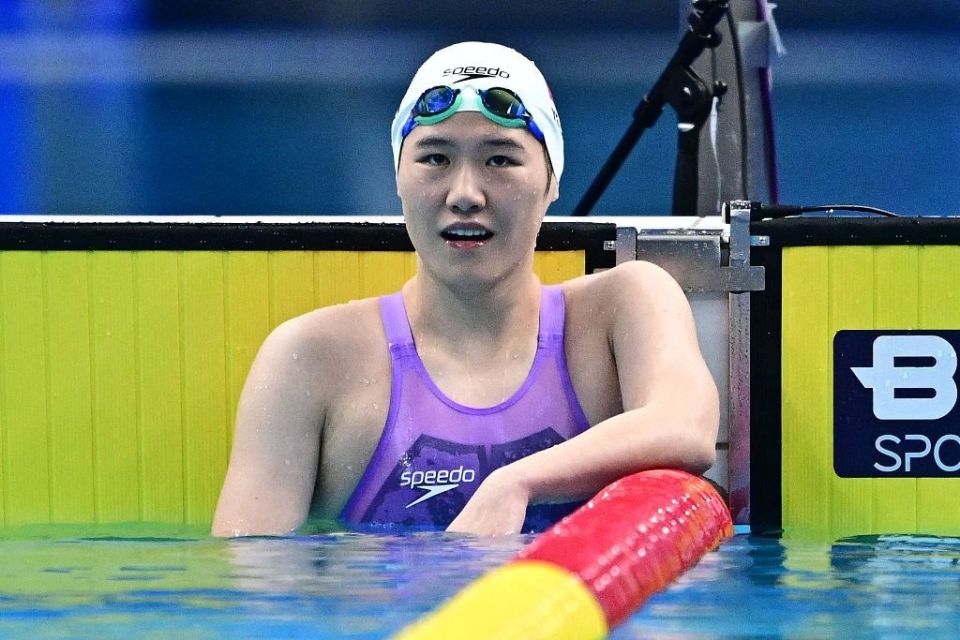 包揽冠亚军余依婷破纪录叶诗文摘银战胜自我15米上演大逆转