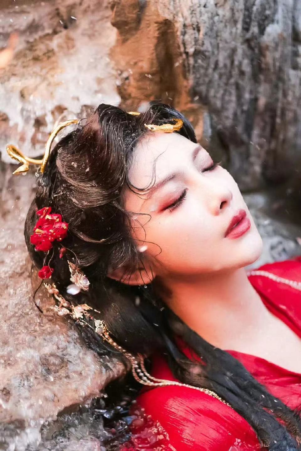 《与凤行》她一身红衣美得冒泡,3搭赵丽颖火了,真