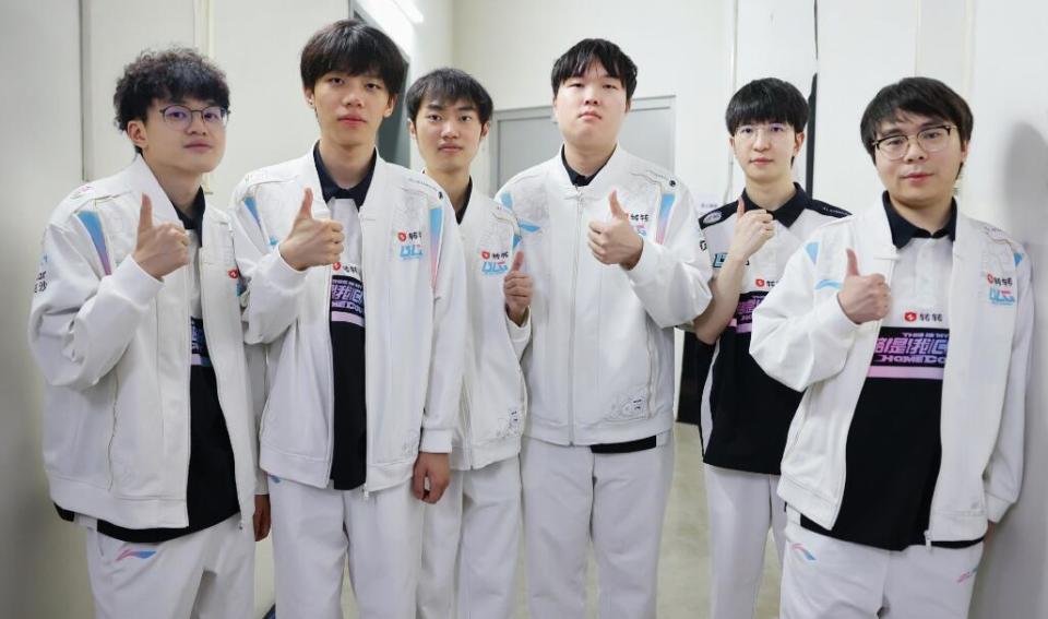 on状态差的原因找到了,被曝光msi期间和女生约会,一起