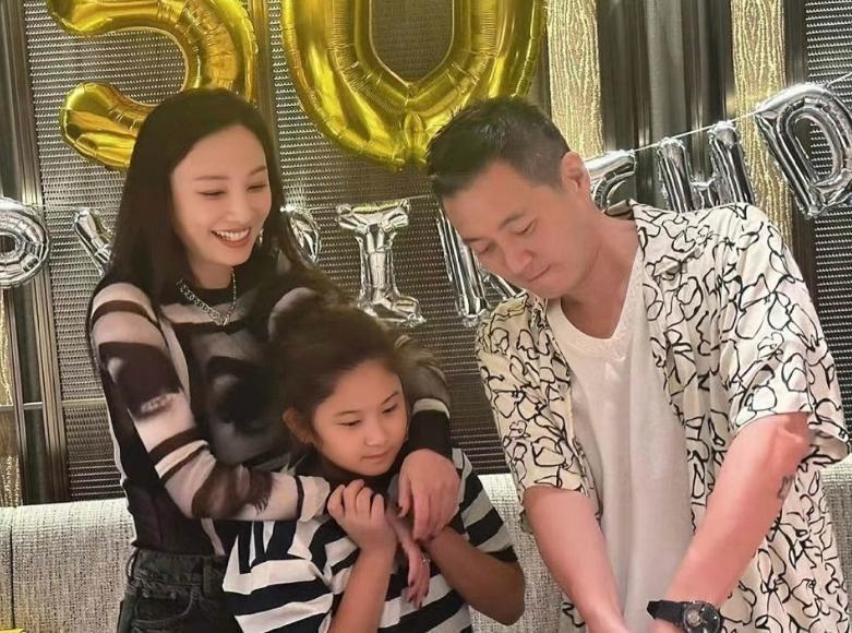 然而就在这个时候,她的老公梁学储选择向郑希怡求婚,所谓患难见真情就