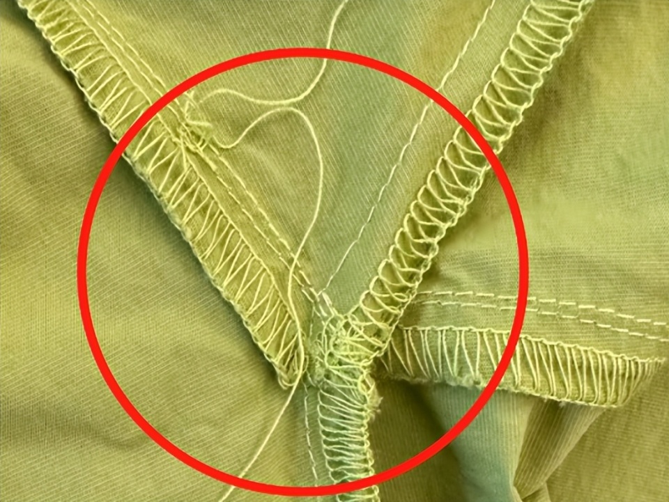 让大家看这件衣服的车线,发现它不仅断线不干净,随处可见线头,还没有