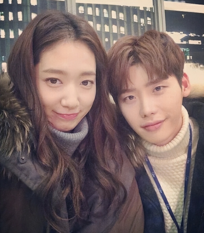 李钟硕脚踏两条船?