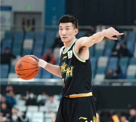 胡金秋14中11孙铭徽1449广厦被打180大胜给广东施压