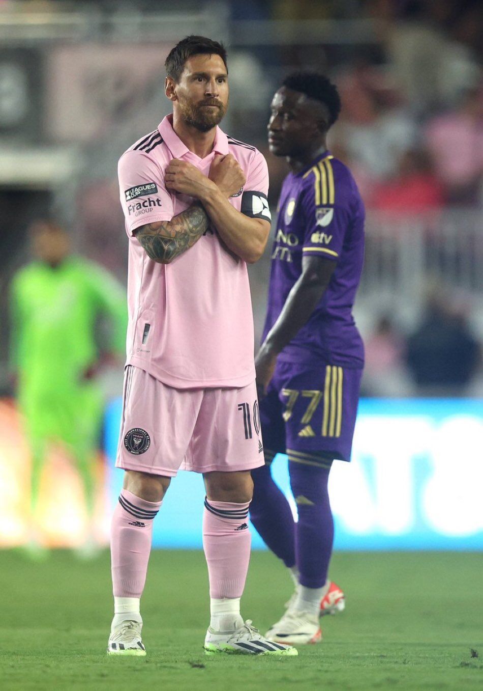 梅西创职业生涯新纪录双手交叉致敬黑豹上一场模仿雷神