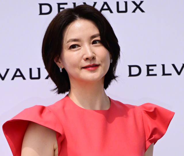 52岁李英爱生图太沧桑,细纹多脸肿不自然,网友感叹女神也老了