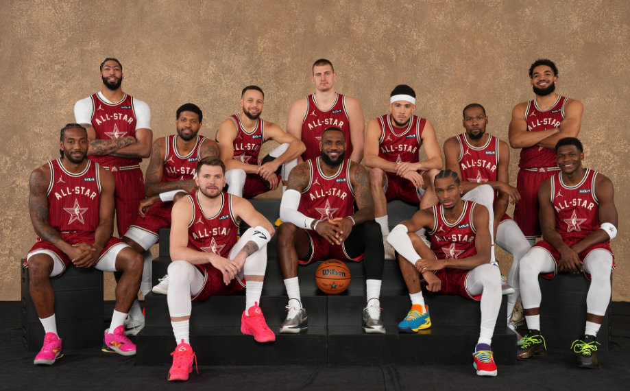 全明星大合影出炉:詹皇c位亮相浓眉约基奇站着 杜兰特库里均坐后排