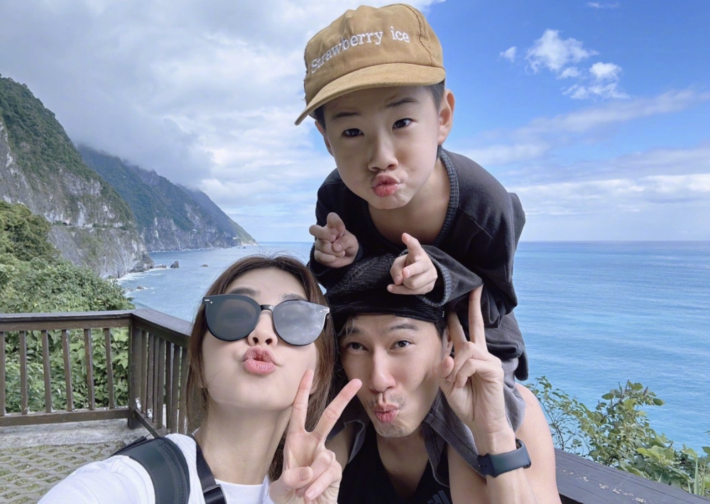 she陈嘉桦晒海边全家福ella穿泳衣秀好身材越来越有女人味