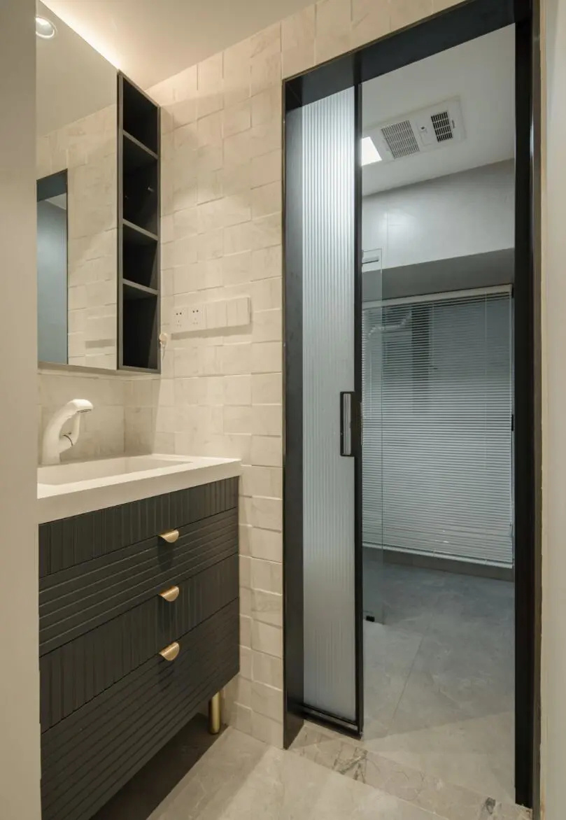 卫生间洗漱台外移实现了干湿分离,让生活使用更加便捷,并保证了空间的