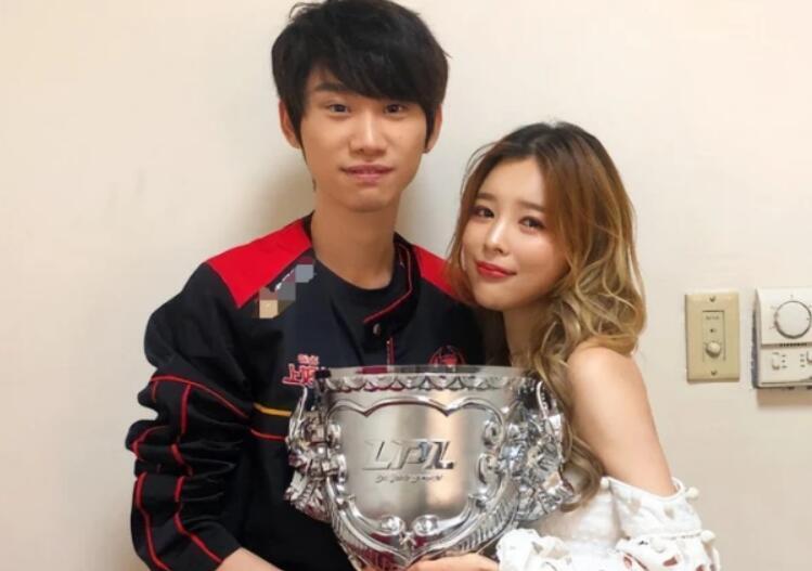 聊完电脑之后,很多网友表示doinb看起来就是很有钱