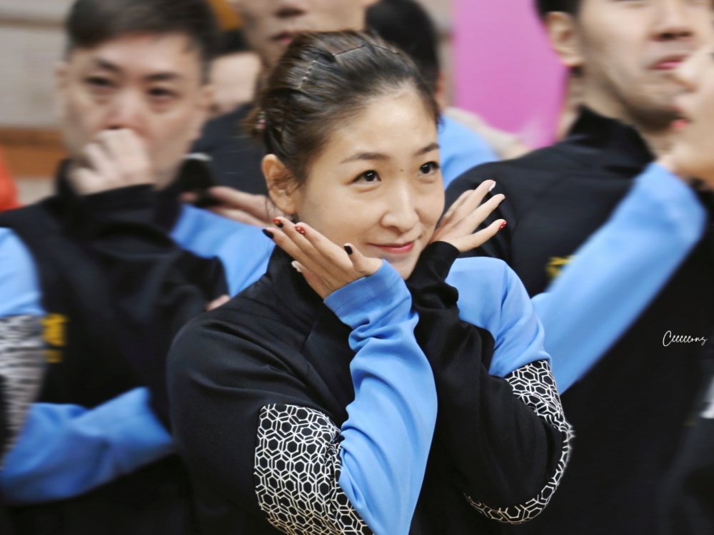 刘诗雯率队夺冠手托腮笑容超甜保持训练换种身份去釜山世乒赛