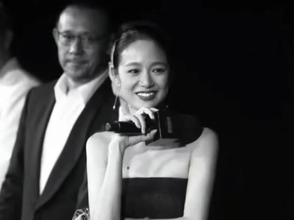 家庭合影被曝光,姜文基因太强大,两个儿子长相随他_腾讯新闻