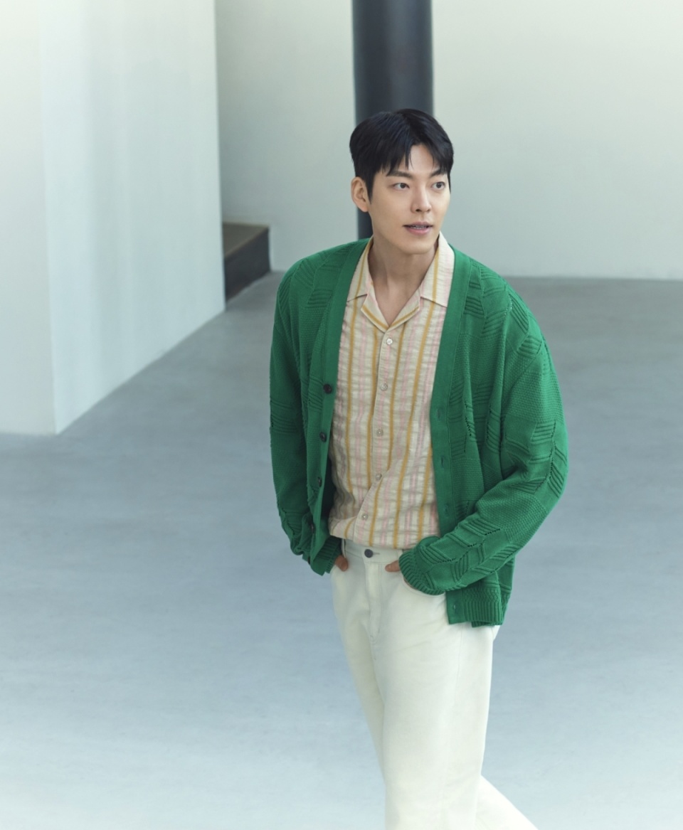 金宇彬晒照,白色裤子搭配绿色开衫,帅气又迷人