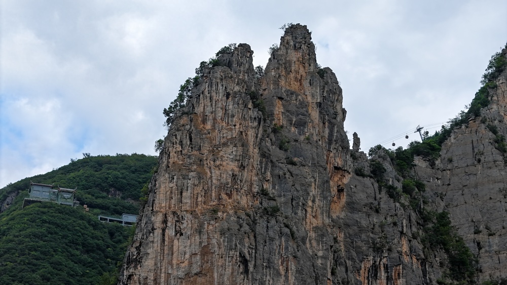 巫山神女峰,巫山三大名山之一,其壮丽景观和神秘色彩而闻名于世