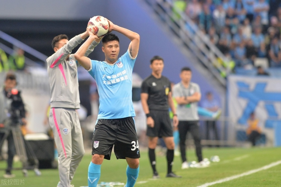 白斩鸡再现!前国脚嘲讽球迷是"牛马",被曝光身材严重发福