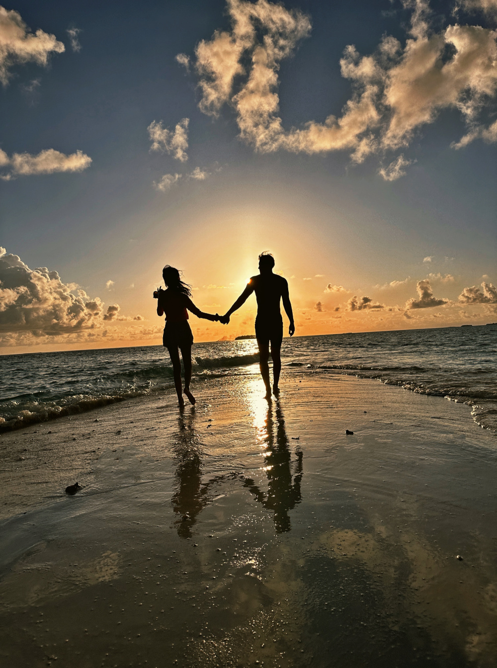 徐艺洋分享的两张合影则是两人牵手漫步海边的背影,向着美好的阳光进