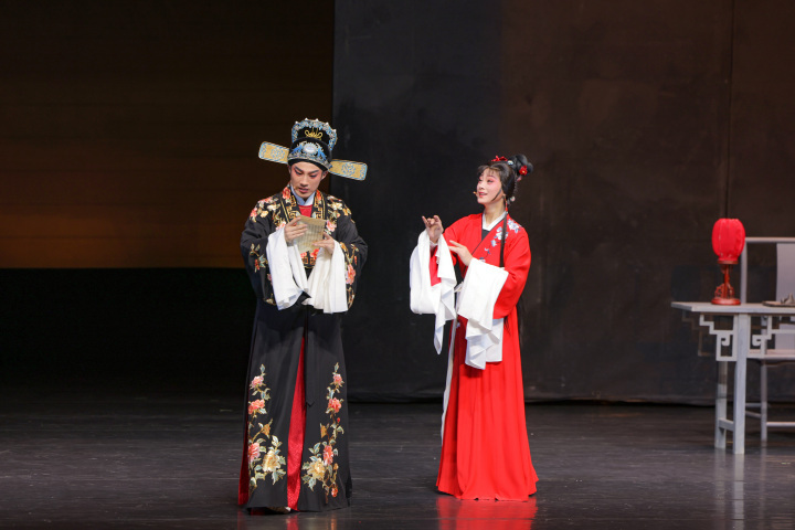演出剧照,院团提供导演邵雁秉持"古不陈旧,新不离本"的创作理念,重新