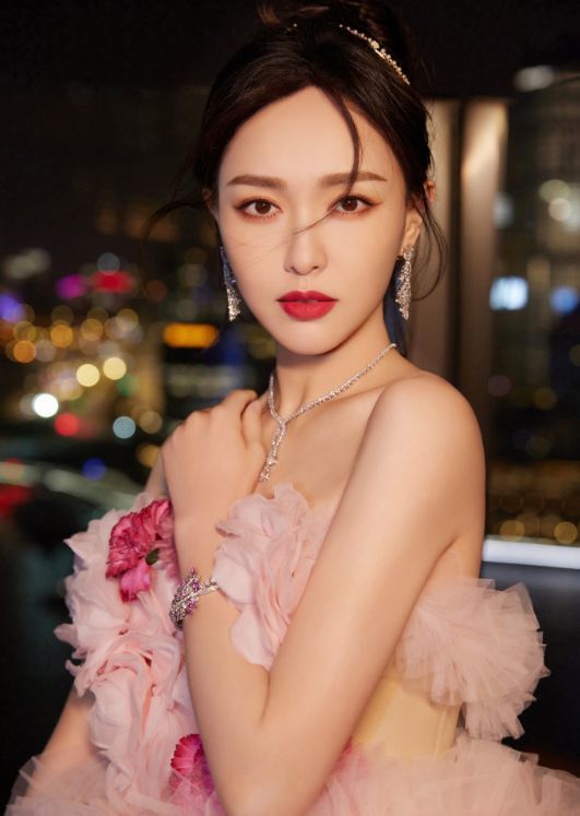 唐嫣疑得罪新浪和品牌方,被保安拦门外20分钟,凌晨晒照安慰粉丝