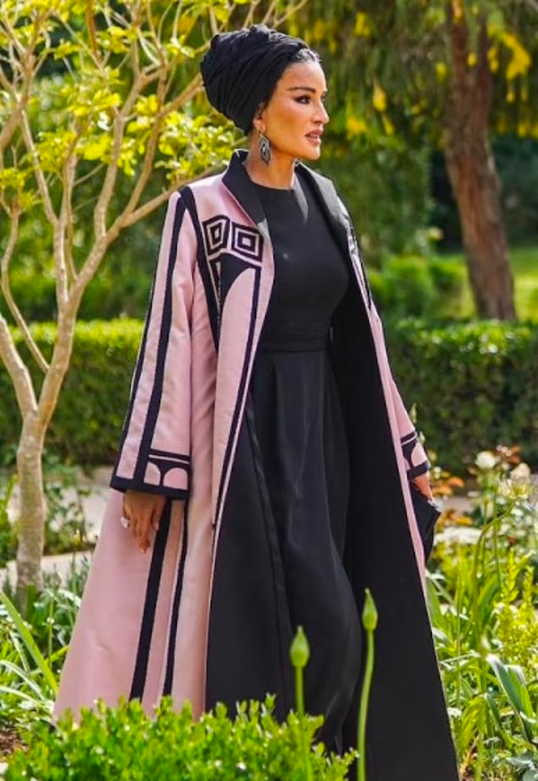 卡塔尔的时尚女王穆扎夫人财力通天教育事业有成