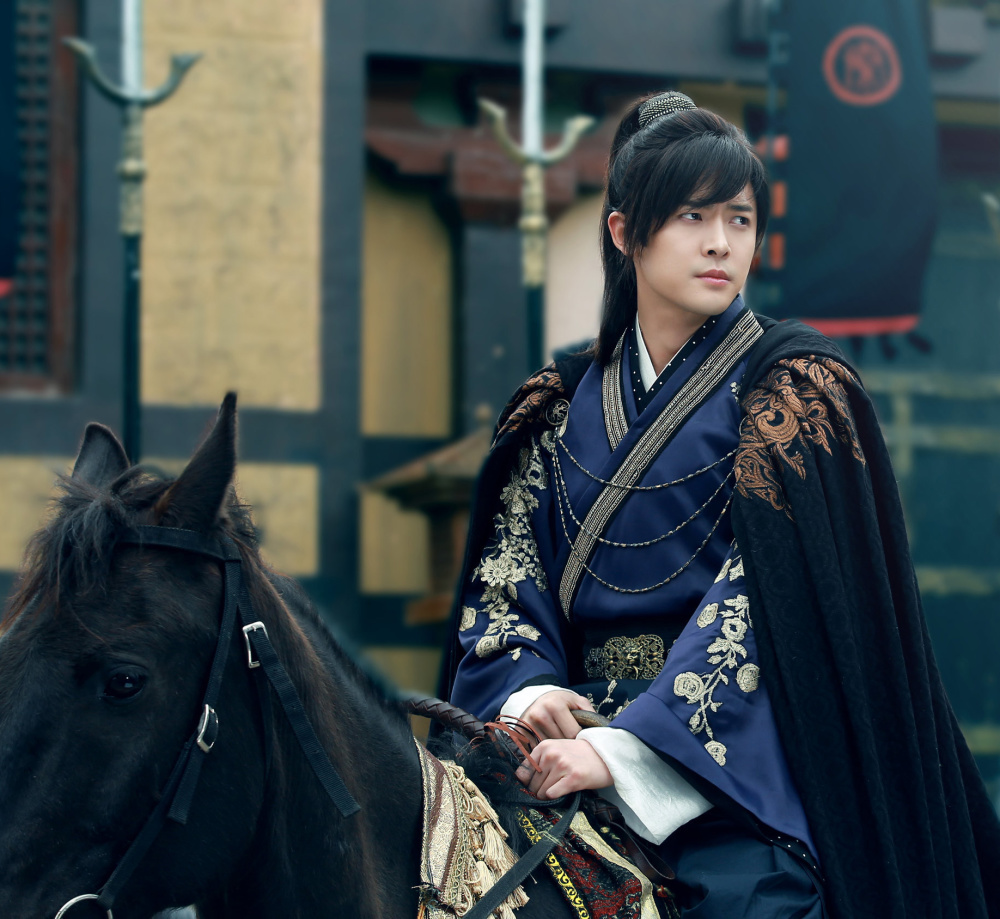 付辛博现身《庆余年2》片场,和范闲太子同框出镜,出演新角色_腾讯新闻