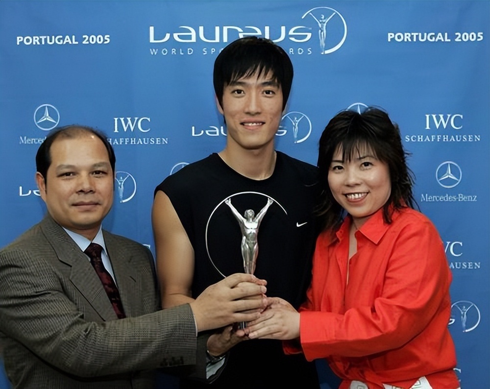 40岁刘翔近况:退役8年涉足时尚圈,二婚6年仍膝下无子_腾讯新闻