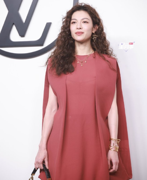 上海这一夜,刘亦菲的"大饼脸,双下巴"是对内娱畸形审美的反击