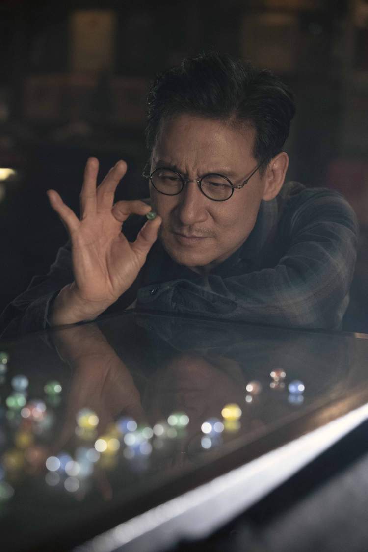 张学友右眼底下缝了五针,脸上也从此留下一道疤痕,后来在学校里,还得