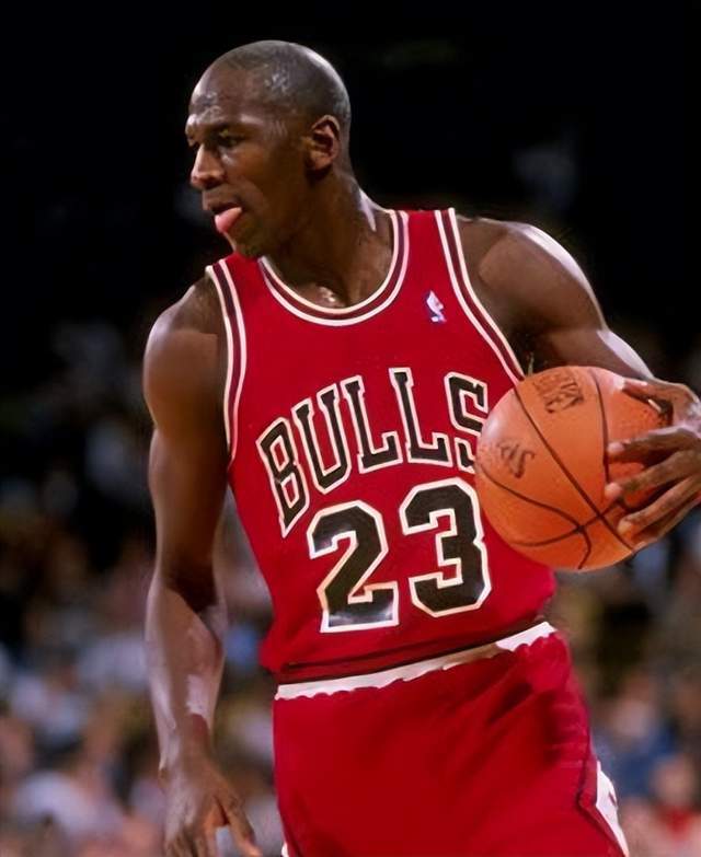 单场63分:乔丹季后赛单场最高得分纪录自然是乔丹所收下的,乔丹所依赖