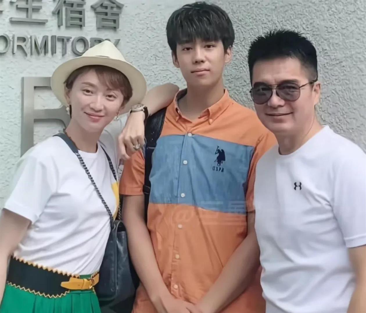 許亞軍現身何晴葬禮，兒子許何捧着媽媽遺像，父子倆穿黑衣很悲傷 - 