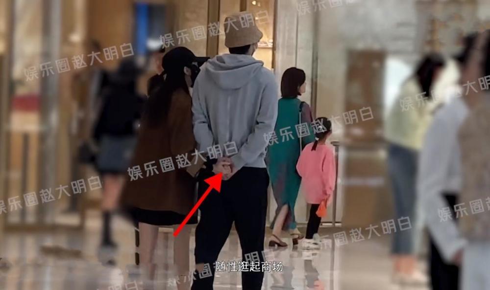 Chinese actor Chen Muchi forgot to draw his curtains and was snapped  getting caressed by singer Chen Bing - TODAY