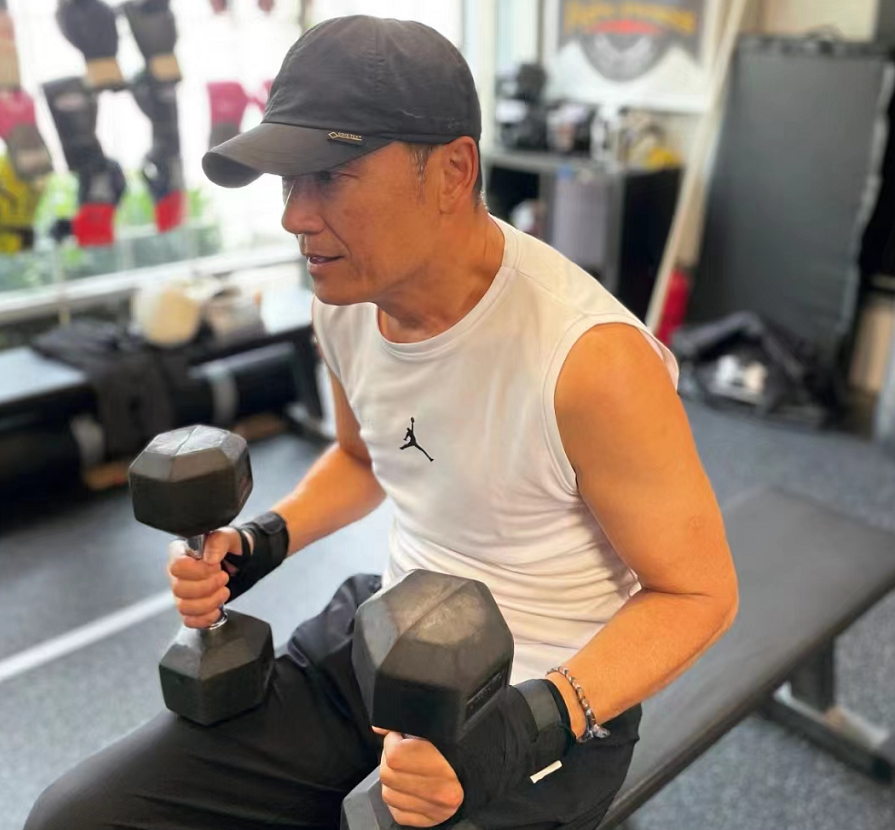 除了打拳击,苗侨伟还举哑铃了,他的手臂肌肉线条很是明显,身材比很多