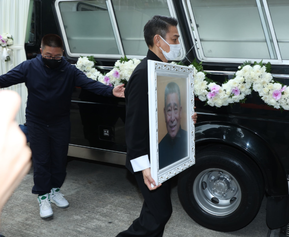 刘德华公司回应父亲葬礼圆满完成,结婚15年首度纠正太太的名字