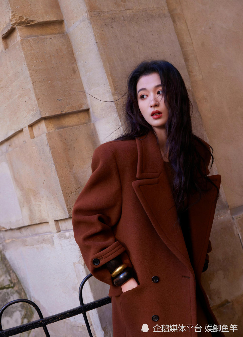 24岁美女王楚然,巴黎街头大放异彩,神仙姐姐二代果不虚传啊!