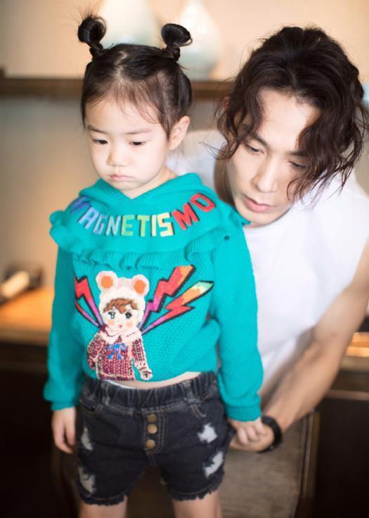 李承铉公开谈夫妻生活引热议,戚薇爆料的更具体,夫妻俩都好敢说