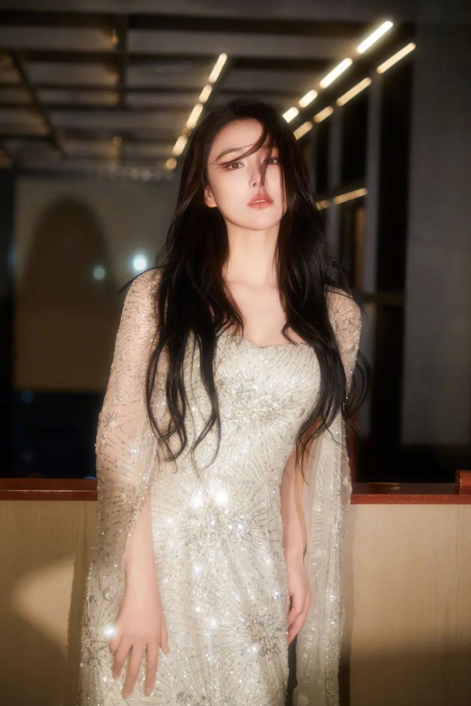 这一夜,被张馨予的流光纱裙惊艳,性感又妩媚,美出新高度!