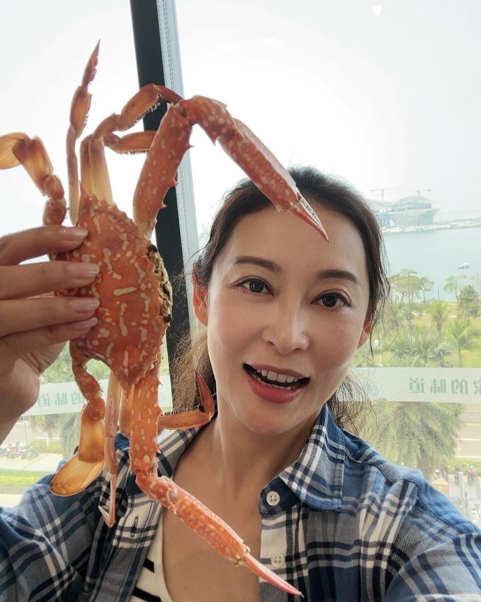 tvb视后回乡祭祖,为女儿购买平价童装_腾讯新闻