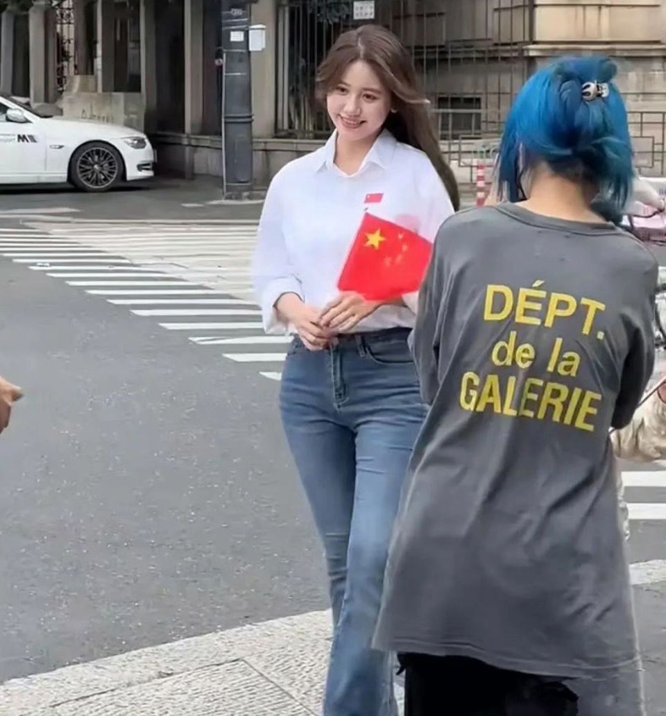 一栗小莎子路人生图曝光，笑容甜美颜值出众，生完孩子还不到两个月-腾讯新闻