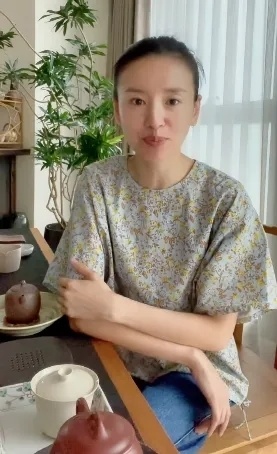 潘粤明和尹姝贻现身机场默契十足无互动他与前妻董洁关系缓和
