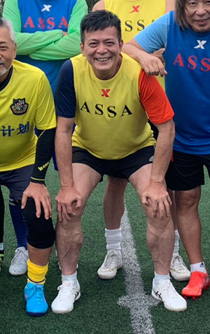 不过,他的双脚青筋明显凸起,不知道是不是长期运动所致,还是天生的.