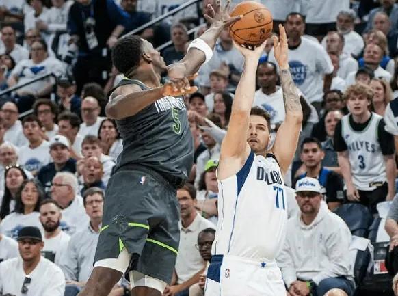 东契奇欧文打疯了!独行侠晋级总决赛,双状元56分