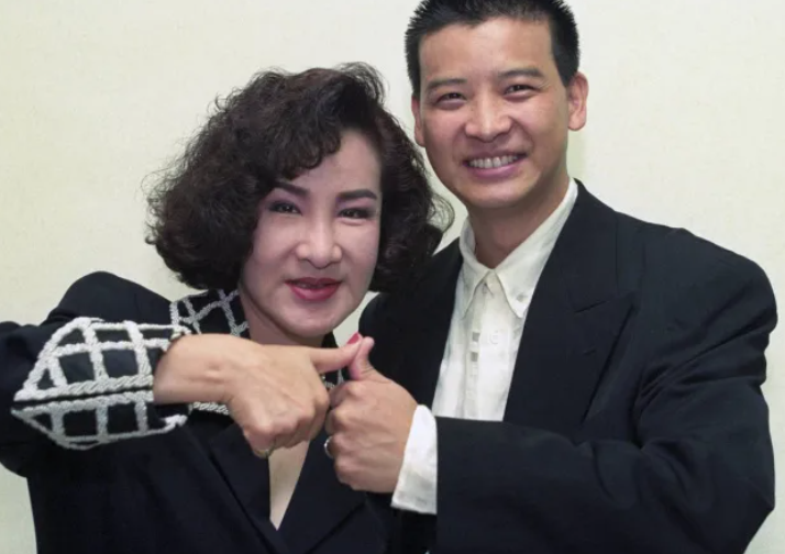 杨小萍家中有11个兄弟姐妹,弟弟杨庆煌是知名演员.