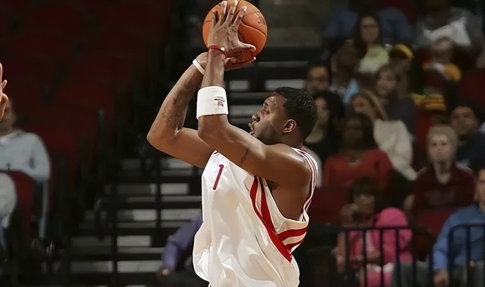 麦迪35秒13分绝杀马刺的比赛里,当时姚明表现如何?一点不输邓肯