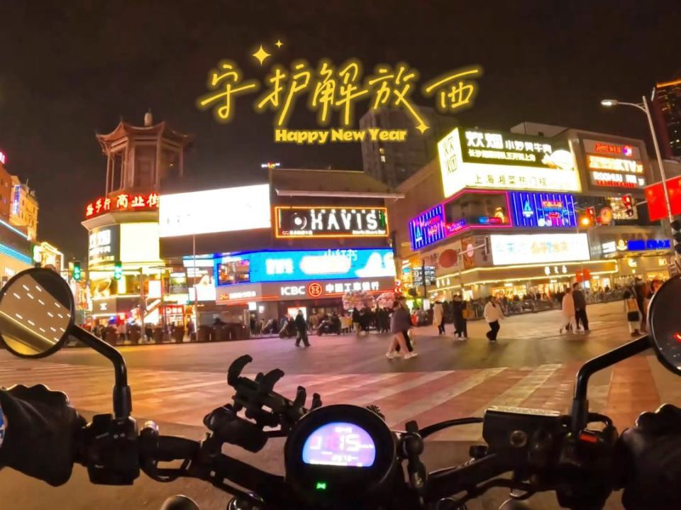 喜欢热闹的住五一广场,黄兴路步行街,解放西路,坡子街附近,可以看到