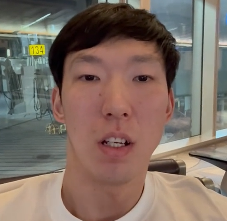 周琦官宣回国了！儿子贴脸开大送煎饼，伤病还需恢复一段时间！